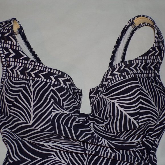 MIRACLESUIT Lush Lanai Print One Piece Swimsuit - Picture 7 of 9